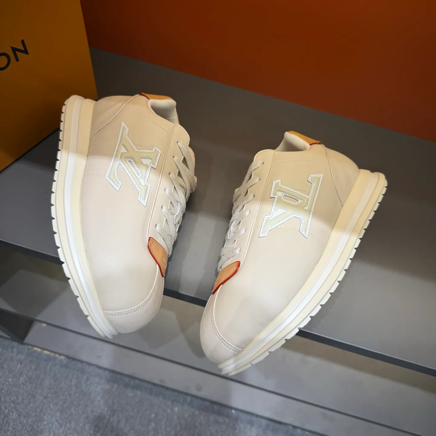 P540 Size 38-45 LV 🫏The colorful interpretation of BUTTERSOFT sneakers combines sheepskin, The colorful interpretation of LV BUTTERSOFT sneakers combines sheepskin and calfskin, bringing a super soft feel. Designed by Pharrell Williams, this '60s-inspired shoe features a padded upper that's been crafted by Louis Vuitton craftsmen to further enhance the comfort of the leather. In addition to the LV initials, it features multiple signatures, including natural leather trim and an embossed pattern of Pharrell Williams and lobster on the side, referencing the Fall/Winter 2025 men’s show. A must-have artifact for fashionistas✅